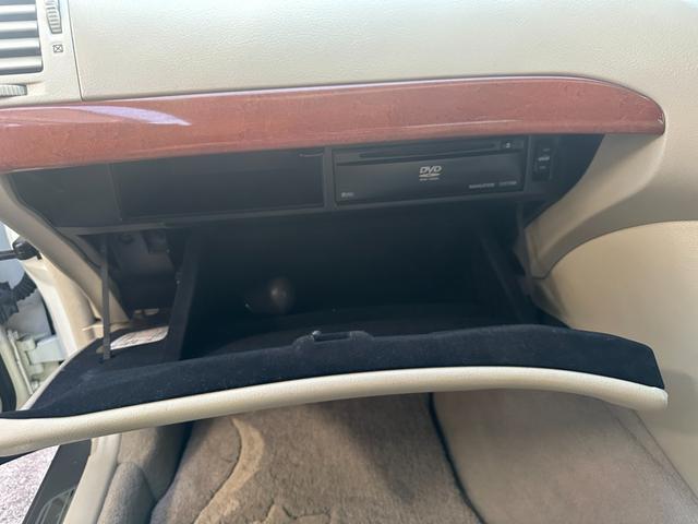 シーマ ３００Ｇ　中期モデル　新品タイヤ　インタークーラーターボ　純正ナビ　パワーシート　オットマン　バックカメラ　１８インチアルミホイール　マルチプロジェクターＨＩＤ　ＥＴＣ　キーレス　ドアバイザー　レーダー探知機（63枚目）