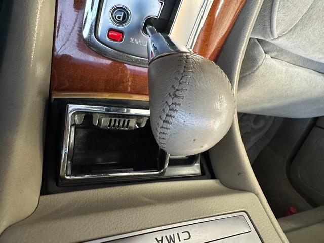 シーマ ３００Ｇ　中期モデル　新品タイヤ　インタークーラーターボ　純正ナビ　パワーシート　オットマン　バックカメラ　１８インチアルミホイール　マルチプロジェクターＨＩＤ　ＥＴＣ　キーレス　ドアバイザー　レーダー探知機（66枚目）