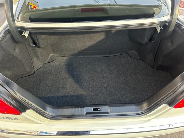 シーマ ３００Ｇ　中期モデル　新品タイヤ　インタークーラーターボ　純正ナビ　パワーシート　オットマン　バックカメラ　１８インチアルミホイール　マルチプロジェクターＨＩＤ　ＥＴＣ　キーレス　ドアバイザー　レーダー探知機（67枚目）