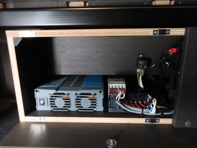 Ｖクラス ＦＯＣＳ　ＶＡＬＩＳ　リチウムバッテリー　冷蔵庫　走行充電　コンバーター　インバーター１５００Ｗ　外部電源　プロジェクター（9枚目）