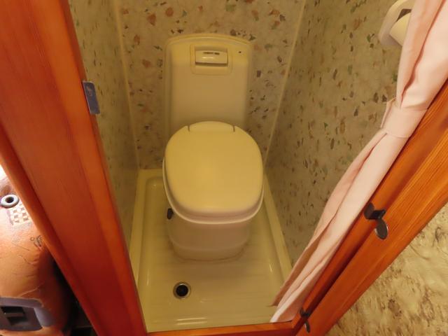 カムロード グローバル キング5.3WD シンク コンロ レンジフード 冷蔵庫 シャワー ボイラー サブバッテリー 走行充電 コンバーター ルーフベント 外部電源 オーニング(6枚目)