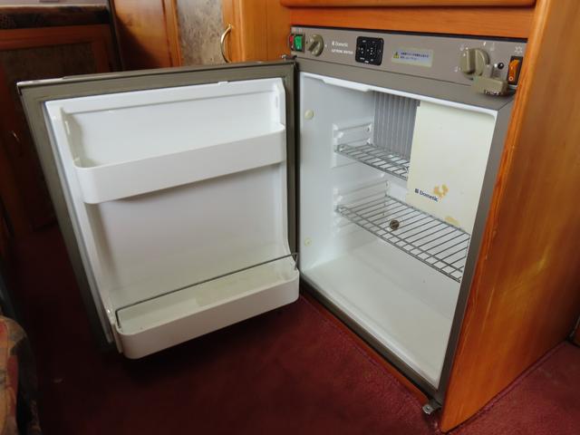 カムロード グローバル キング5.3WD シンク コンロ レンジフード 冷蔵庫 シャワー ボイラー サブバッテリー 走行充電 コンバーター ルーフベント 外部電源 オーニング(8枚目)