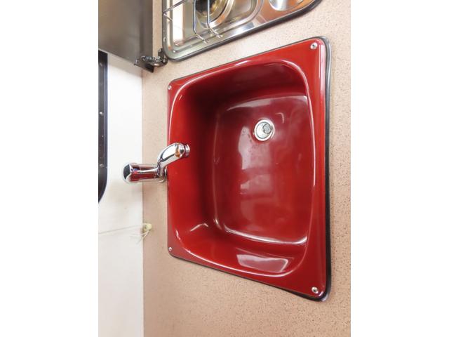 カムロード グローバル キング5.3WD シンク コンロ レンジフード 冷蔵庫 シャワー ボイラー サブバッテリー 走行充電 コンバーター ルーフベント 外部電源 オーニング(10枚目)