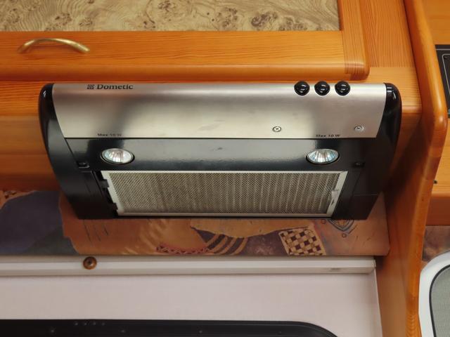 カムロード グローバル キング5.3WD シンク コンロ レンジフード 冷蔵庫 シャワー ボイラー サブバッテリー 走行充電 コンバーター ルーフベント 外部電源 オーニング(11枚目)