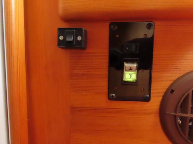 カムロード グローバル キング5.3WD シンク コンロ レンジフード 冷蔵庫 シャワー ボイラー サブバッテリー 走行充電 コンバーター ルーフベント 外部電源 オーニング(17枚目)