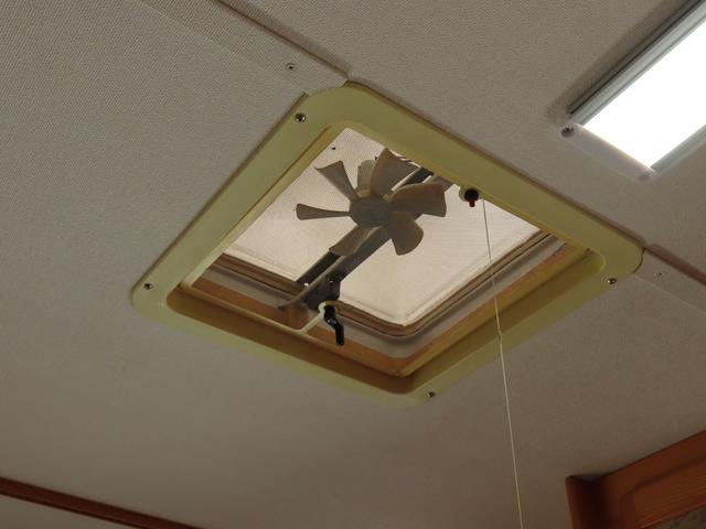 カムロード グローバル キング5.3WD シンク コンロ レンジフード 冷蔵庫 シャワー ボイラー サブバッテリー 走行充電 コンバーター ルーフベント 外部電源 オーニング(31枚目)