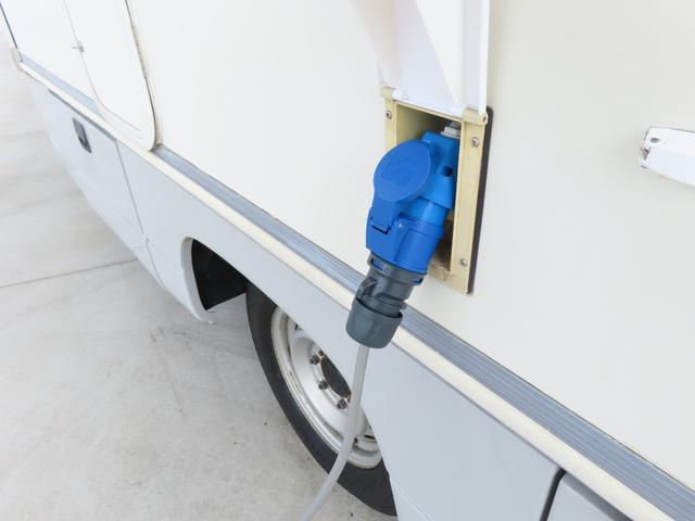 カムロード グローバル キング5.3WD シンク コンロ レンジフード 冷蔵庫 シャワー ボイラー サブバッテリー 走行充電 コンバーター ルーフベント 外部電源 オーニング(32枚目)