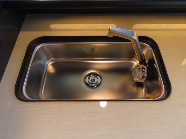 ハイエースワゴン FOCS DS-L FFヒーター シンク 冷蔵庫 フリップダウンモニター ツインサブ 走行充電 外部電源 コンバーター ルーフベント(10枚目)