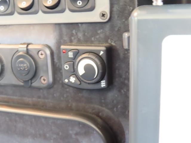 ハイエースワゴン FOCS DS-L FFヒーター シンク 冷蔵庫 フリップダウンモニター ツインサブ 走行充電 外部電源 コンバーター ルーフベント(14枚目)