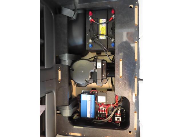 ハイエースワゴン FOCS DS-L FFヒーター シンク 冷蔵庫 フリップダウンモニター ツインサブ 走行充電 外部電源 コンバーター ルーフベント(15枚目)