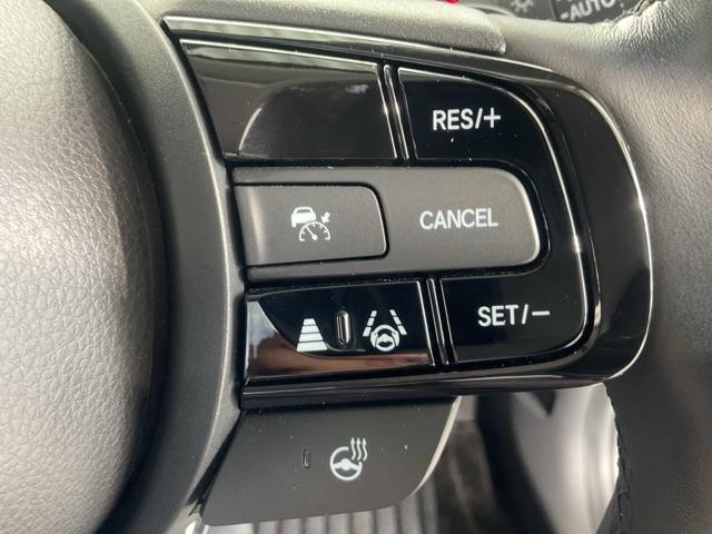 ヴェゼル ｅ：ＨＥＶＺ　純正９インチナビ　前後ドラレコ　雹害車両　衝突回避支援ブレーキ機能　スマキ　Ｐトランク　フルオートエアコン　Ｄレコ　エアバッグ　両席エアバック　Ｒカメ　記録簿付　パワーウィンドウ　ＬＥＤランプ　ソナー（18枚目）