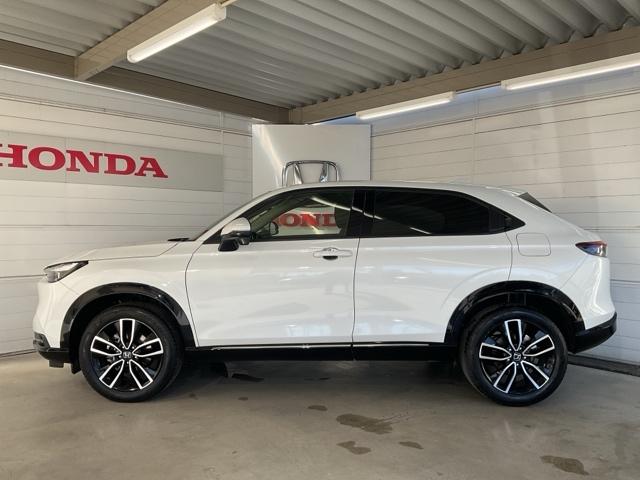 ヴェゼル ｅ：ＨＥＶＺ　ディスプレイオーディオ　シートヒーター　ブラインドスポットディスプレイ　ステアリングヒーター　衝突回避支援ブレーキ機能　１オナ　スマキ　Ｐトランク　フルオートエアコン　エアバッグ　両席エアバック（4枚目）