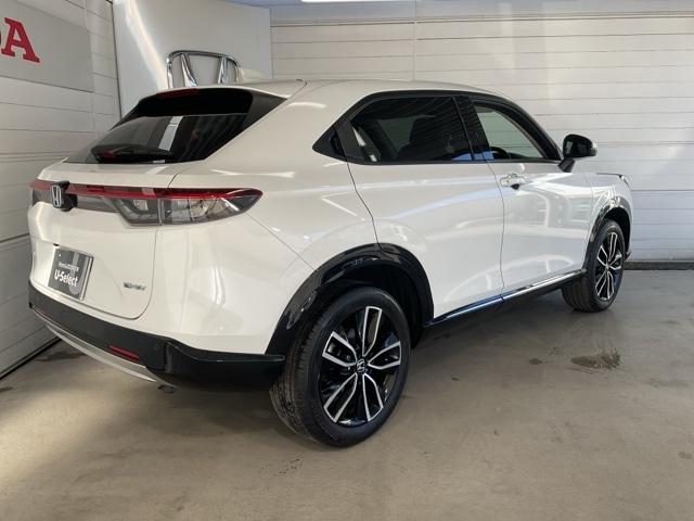 ヴェゼル ｅ：ＨＥＶＺ　ディスプレイオーディオ　シートヒーター　ブラインドスポットディスプレイ　ステアリングヒーター　衝突回避支援ブレーキ機能　１オナ　スマキ　Ｐトランク　フルオートエアコン　エアバッグ　両席エアバック（5枚目）