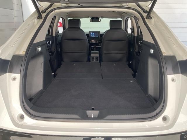 ヴェゼル ｅ：ＨＥＶＺ　ディスプレイオーディオ　シートヒーター　ブラインドスポットディスプレイ　ステアリングヒーター　衝突回避支援ブレーキ機能　１オナ　スマキ　Ｐトランク　フルオートエアコン　エアバッグ　両席エアバック（13枚目）