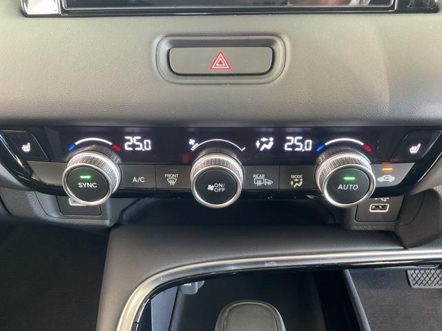 ヴェゼル ｅ：ＨＥＶＺ　ディスプレイオーディオ　シートヒーター　ブラインドスポットディスプレイ　ステアリングヒーター　衝突回避支援ブレーキ機能　１オナ　スマキ　Ｐトランク　フルオートエアコン　エアバッグ　両席エアバック（17枚目）