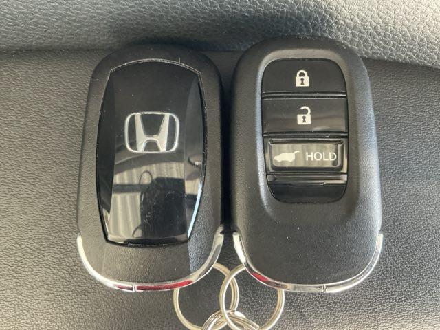 ヴェゼル ｅ：ＨＥＶＺ　ディスプレイオーディオ　シートヒーター　ブラインドスポットディスプレイ　ステアリングヒーター　衝突回避支援ブレーキ機能　１オナ　スマキ　Ｐトランク　フルオートエアコン　エアバッグ　両席エアバック（22枚目）