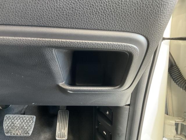 ヴェゼル ｅ：ＨＥＶＺ　ディスプレイオーディオ　シートヒーター　ブラインドスポットディスプレイ　ステアリングヒーター　衝突回避支援ブレーキ機能　１オナ　スマキ　Ｐトランク　フルオートエアコン　エアバッグ　両席エアバック（39枚目）