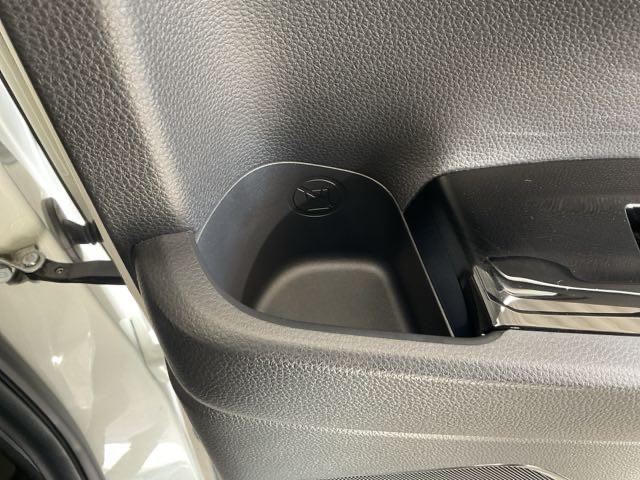 ヴェゼル ｅ：ＨＥＶＺ　ディスプレイオーディオ　シートヒーター　ブラインドスポットディスプレイ　ステアリングヒーター　衝突回避支援ブレーキ機能　１オナ　スマキ　Ｐトランク　フルオートエアコン　エアバッグ　両席エアバック（41枚目）