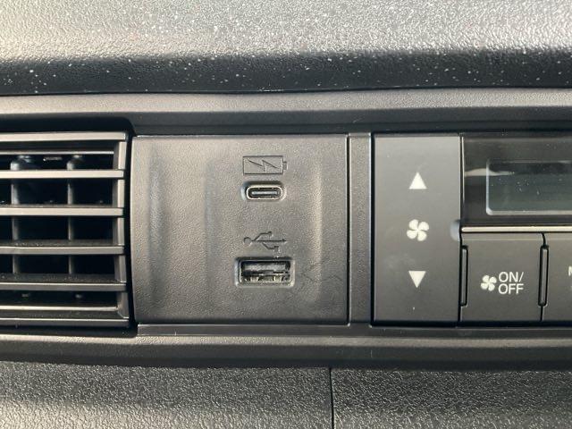 N-BOXカスタム ベースグレード 純正9インチコネクトナビ 前後ドライブレコーダー シートヒーター ETC車載器 LEDヘッドライト USB接続 CMBS Dレコ 禁煙 オートエアコン スマートキ 盗難防止装置 クルコン バックカメラ(17枚目)