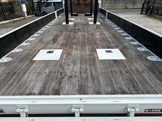 ファイター 　大型　トラック　２デフ　増トン　３軸　低床　ワイド　平ボディ　１１．８トン　平　トラック　強化ボディ　大型トラック（19枚目）