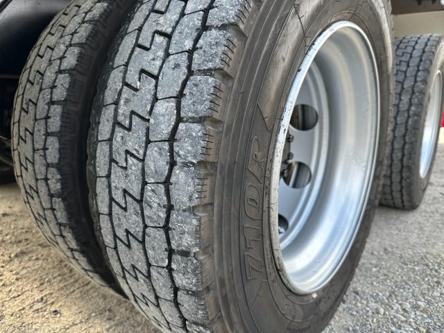 ファイター 　大型　トラック　２デフ　増トン　３軸　低床　ワイド　平ボディ　１１．８トン　平　トラック　強化ボディ　大型トラック（33枚目）