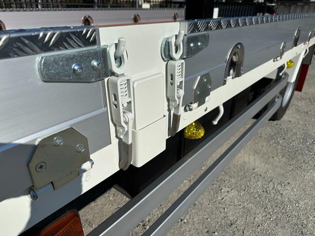 フォワード 　５段クレーン　ラジコン　フックイン　増トン　セルフ　セルフクレーン　ハイジャッキ　ワイドボディ　平ボディ　７．１トントラック　タダノ　平クレーン　回送車　ローダー　中古トラック　重機運搬車　ユニック（16枚目）