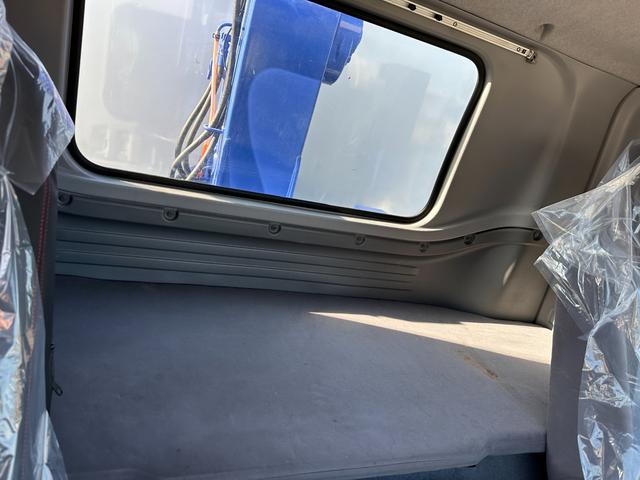 フォワード 　５段クレーン　ラジコン　フックイン　増トン　セルフ　セルフクレーン　ハイジャッキ　ワイドボディ　平ボディ　７．１トントラック　タダノ　平クレーン　回送車　ローダー　中古トラック　重機運搬車　ユニック（68枚目）