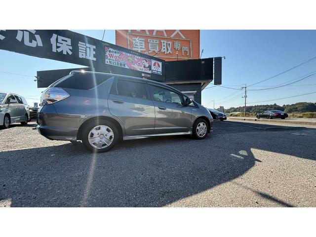 フィットシャトルハイブリッド ハイブリッド・スマートセレクション メモリーナビ HIDヘッドライト ETC バックカメラ オートクルーズコントロール アイドリングストップ キーレスエントリー 盗難防止システム 横滑り防止装置 衝突安全ボディ エアバッグ エアコン(4枚目)