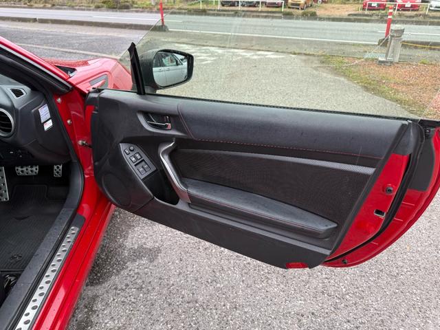 BRZ R メモリーナビ HIDヘッドライト アルミホイール キーレスエントリー 盗難防止システム 横滑り防止装置 衝突安全ボディ エアバッグ エアコン パワーステアリング パワーウィンドウ ABS(7枚目)