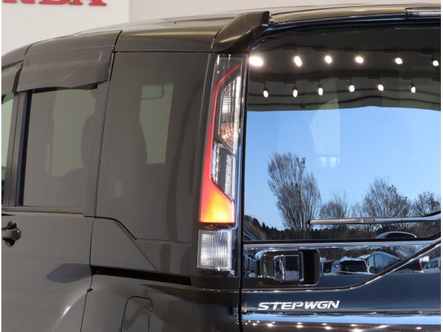 ステップワゴンスパーダ スパーダホンダセンシング　盗難防止　助手席エアバッグ　Ｗパワスラ　地デジ　ＬＥＤライト　横滑り防止システム　オートエアコン　リアカメラ　ドライブレコーダー装着車　ＵＳＢ　ナビ＆ＴＶ　三列シート（13枚目）