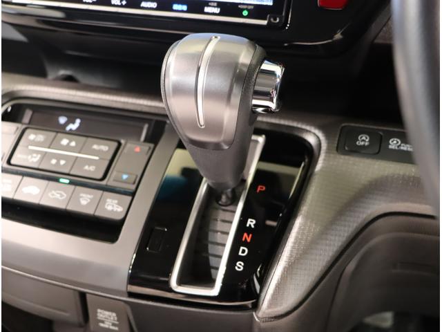 ステップワゴンスパーダ スパーダホンダセンシング　盗難防止　助手席エアバッグ　Ｗパワスラ　地デジ　ＬＥＤライト　横滑り防止システム　オートエアコン　リアカメラ　ドライブレコーダー装着車　ＵＳＢ　ナビ＆ＴＶ　三列シート（17枚目）