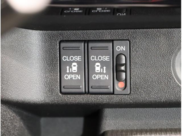 ステップワゴンスパーダ スパーダホンダセンシング　盗難防止　助手席エアバッグ　Ｗパワスラ　地デジ　ＬＥＤライト　横滑り防止システム　オートエアコン　リアカメラ　ドライブレコーダー装着車　ＵＳＢ　ナビ＆ＴＶ　三列シート（34枚目）