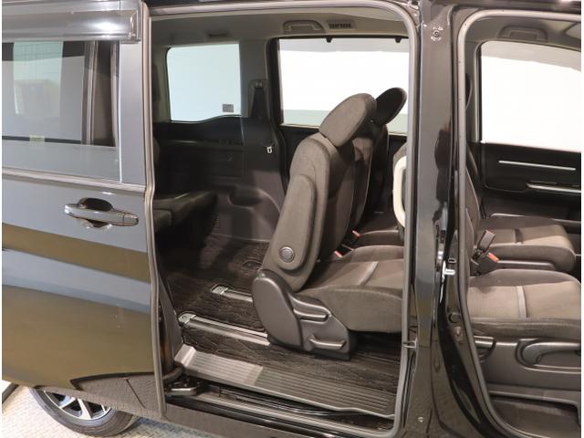 ステップワゴンスパーダ スパーダホンダセンシング　盗難防止　助手席エアバッグ　Ｗパワスラ　地デジ　ＬＥＤライト　横滑り防止システム　オートエアコン　リアカメラ　ドライブレコーダー装着車　ＵＳＢ　ナビ＆ＴＶ　三列シート（46枚目）