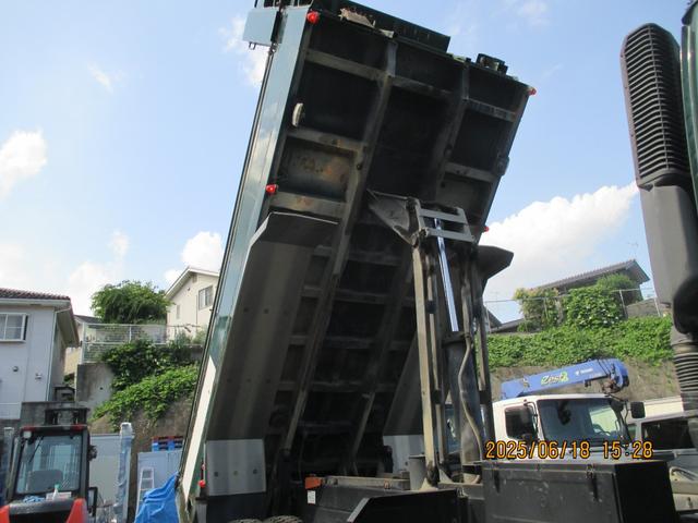 ギガ 　Ｌゲートダンプ　電動コボレーン　８．７ｔ積載ターボ　ハイロー式８速ＭＴ　ＥＴＣ車両総重量：１９，９９０ｋｇ　大型免許対応走行距離：８０２，１４９ｋｍ　燃料：軽油取扱説明書　スペアキー１本（20枚目）