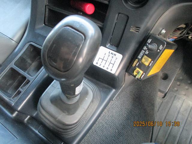 ギガ 　Ｌゲートダンプ　電動コボレーン　８．７ｔ積載ターボ　ハイロー式８速ＭＴ　ＥＴＣ車両総重量：１９，９９０ｋｇ　大型免許対応走行距離：８０２，１４９ｋｍ　燃料：軽油取扱説明書　スペアキー１本（56枚目）