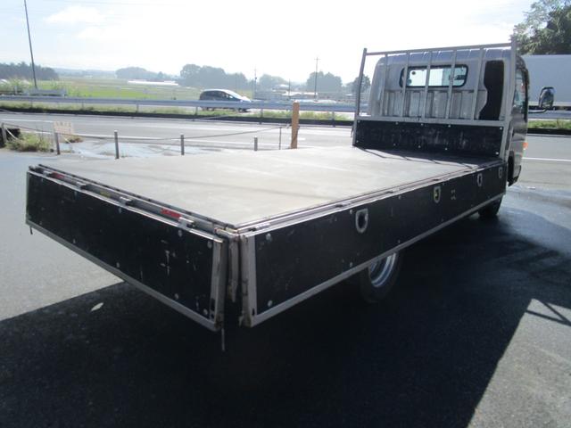 キャンター 　平ボディ　ワイドロング　３ｔ積載　カスタムＥＴＣ　左電格ミラー　バックカメラ　ナビ（社外）ＴＶ　Ｆ５速ＭＴ走行距離：４５，７２０ｋｍ　燃料：軽油車検：Ｒ８年３月１３日工具　ジャッキ　記録簿（11枚目）