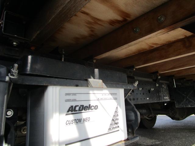 キャンター 　平ボディ　ワイドロング　３ｔ積載　カスタムＥＴＣ　左電格ミラー　バックカメラ　ナビ（社外）ＴＶ　Ｆ５速ＭＴ走行距離：４５，７２０ｋｍ　燃料：軽油車検：Ｒ８年３月１３日工具　ジャッキ　記録簿（15枚目）