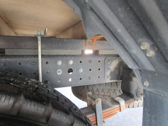 キャンター 　平ボディ　ワイドロング　３ｔ積載　カスタムＥＴＣ　左電格ミラー　バックカメラ　ナビ（社外）ＴＶ　Ｆ５速ＭＴ走行距離：４５，７２０ｋｍ　燃料：軽油車検：Ｒ８年３月１３日工具　ジャッキ　記録簿（18枚目）