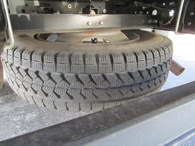 キャンター 　平ボディ　ワイドロング　３ｔ積載　カスタムＥＴＣ　左電格ミラー　バックカメラ　ナビ（社外）ＴＶ　Ｆ５速ＭＴ走行距離：４５，７２０ｋｍ　燃料：軽油車検：Ｒ８年３月１３日工具　ジャッキ　記録簿（40枚目）