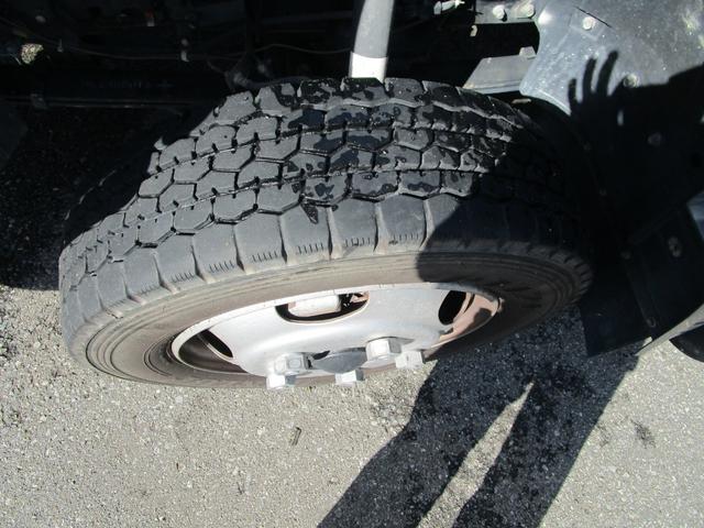 キャンター 　平ボディ　ワイドロング　３ｔ積載　カスタムＥＴＣ　左電格ミラー　バックカメラ　ナビ（社外）ＴＶ　Ｆ５速ＭＴ走行距離：４５，７２０ｋｍ　燃料：軽油車検：Ｒ８年３月１３日工具　ジャッキ　記録簿（42枚目）