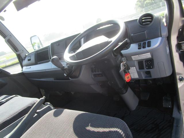 キャンター 　平ボディ　ワイドロング　３ｔ積載　カスタムＥＴＣ　左電格ミラー　バックカメラ　ナビ（社外）ＴＶ　Ｆ５速ＭＴ走行距離：４５，７２０ｋｍ　燃料：軽油車検：Ｒ８年３月１３日工具　ジャッキ　記録簿（45枚目）