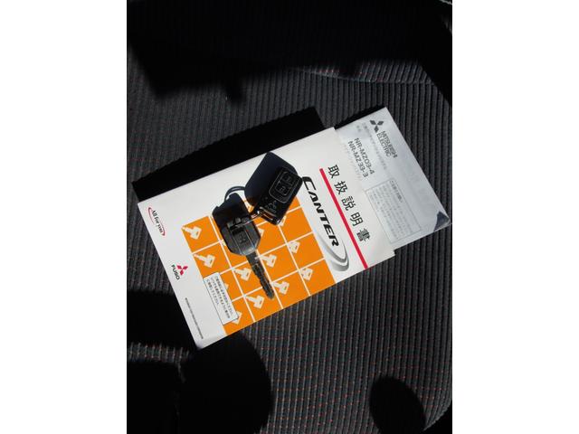 キャンター 　平ボディ　ワイドロング　３ｔ積載　カスタムＥＴＣ　左電格ミラー　バックカメラ　ナビ（社外）ＴＶ　Ｆ５速ＭＴ走行距離：４５，７２０ｋｍ　燃料：軽油車検：Ｒ８年３月１３日工具　ジャッキ　記録簿（65枚目）