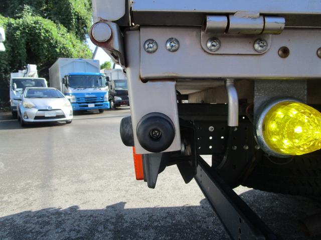 キャンター 　平ボディ　ワイドロング　３ｔ積載　カスタムＥＴＣ　左電格ミラー　バックカメラ　ナビ（社外）ＴＶ　Ｆ５速ＭＴ走行距離：４５，７２０ｋｍ　燃料：軽油車検：Ｒ８年３月１３日工具　ジャッキ　記録簿（68枚目）