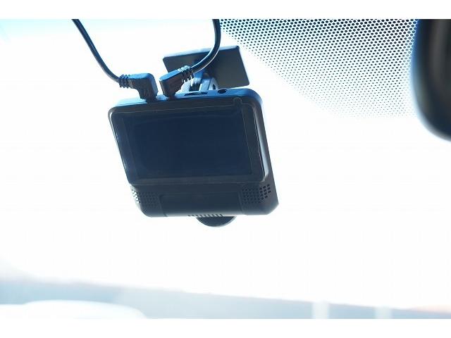 ハリアー プレミアム　４ＷＤ　衝突軽減　レーダークルーズ　オートハイビーム　アルパインナビ　フルセグ　Ｂｌｕｅｔｏｏｔｈ　バックカメラ　クリアランスソナー　レーンアシスト　パワーバックドア　パワーシート　オートＬＥＤライト（8枚目）