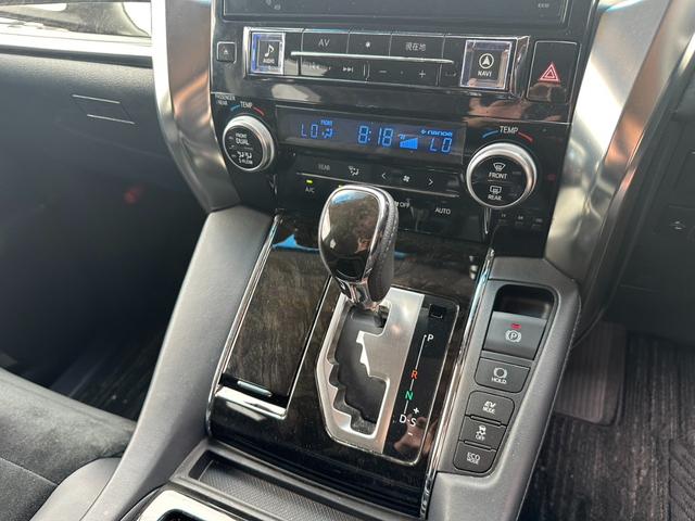 ヴェルファイアハイブリッド ＺＲ　４ＷＤ　両側パワスラ　衝突軽減ブレーキ　レーンキープ　クリアランスソナー　アダプティブクルーズコントロール　Ｂｌｕｅｔｏｏｔｈ　フルセグ　バックカメラ　パワーシート　ＬＥＤヘッドライト（11枚目）