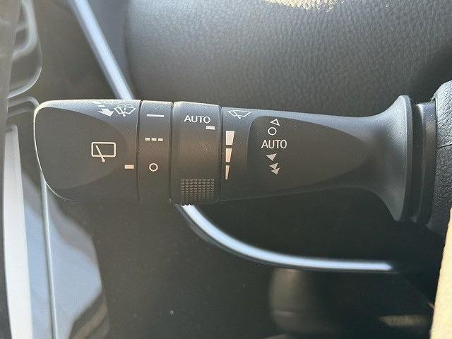 プリウス Aツーリングセレクション 衝突軽減ブレーキ レーンアシスト パーキングアシスト 追従クルーズコントロール ブラインドスポットモニター 純正9インチナビ バックカメラ フルセグ Bluetooth LEDヘッドライト ETC(7枚目)