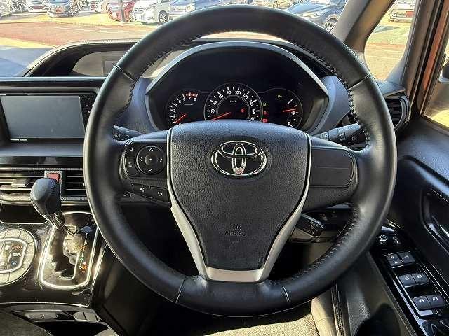 ノア Si ダブルバイビーII 両側パワースライドドア 衝突軽減ブレーキ レーンアシスト クルーズコントロール クリアランスソナー オートハイビーム 純正ナビ フルセグTV Bluetooth LEDヘッドライト ステアスイッチ(4枚目)