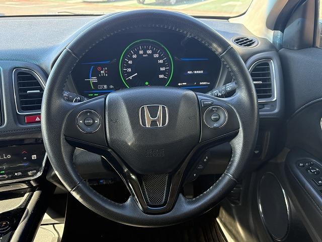 ヴェゼル ハイブリッドＺ　パドルシフト　純正８インチナビ　バックカメラ　フルセグ　衝突被害軽減ブレーキ　Ｂｌｕｅｔｏｏｔｈオーディオ　オートクルーズコントロール　ハーフレザーシート　シートヒーター　ＬＥＤライト　ＥＴＣ（3枚目）