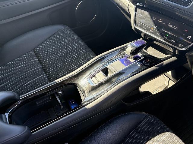 ヴェゼル ハイブリッドＺ　パドルシフト　純正８インチナビ　バックカメラ　フルセグ　衝突被害軽減ブレーキ　Ｂｌｕｅｔｏｏｔｈオーディオ　オートクルーズコントロール　ハーフレザーシート　シートヒーター　ＬＥＤライト　ＥＴＣ（14枚目）