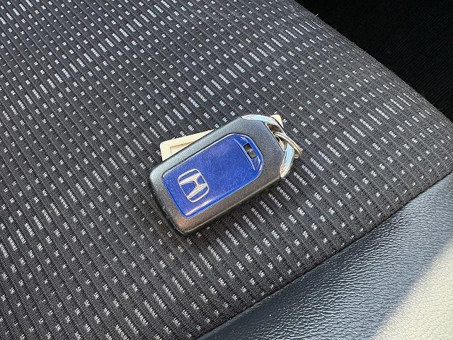 ヴェゼル ハイブリッドＺ　パドルシフト　純正８インチナビ　バックカメラ　フルセグ　衝突被害軽減ブレーキ　Ｂｌｕｅｔｏｏｔｈオーディオ　オートクルーズコントロール　ハーフレザーシート　シートヒーター　ＬＥＤライト　ＥＴＣ（51枚目）